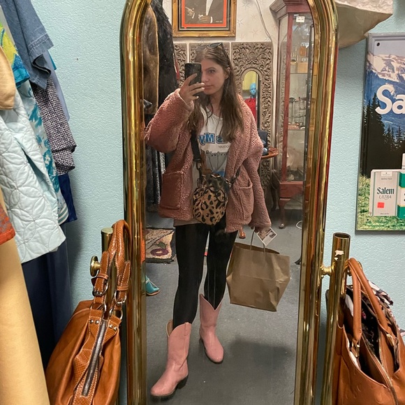 Meet your Posher, Gabriella - Picture 3 of 9